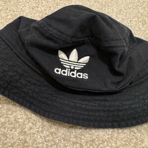 ADIDAS bucket hat